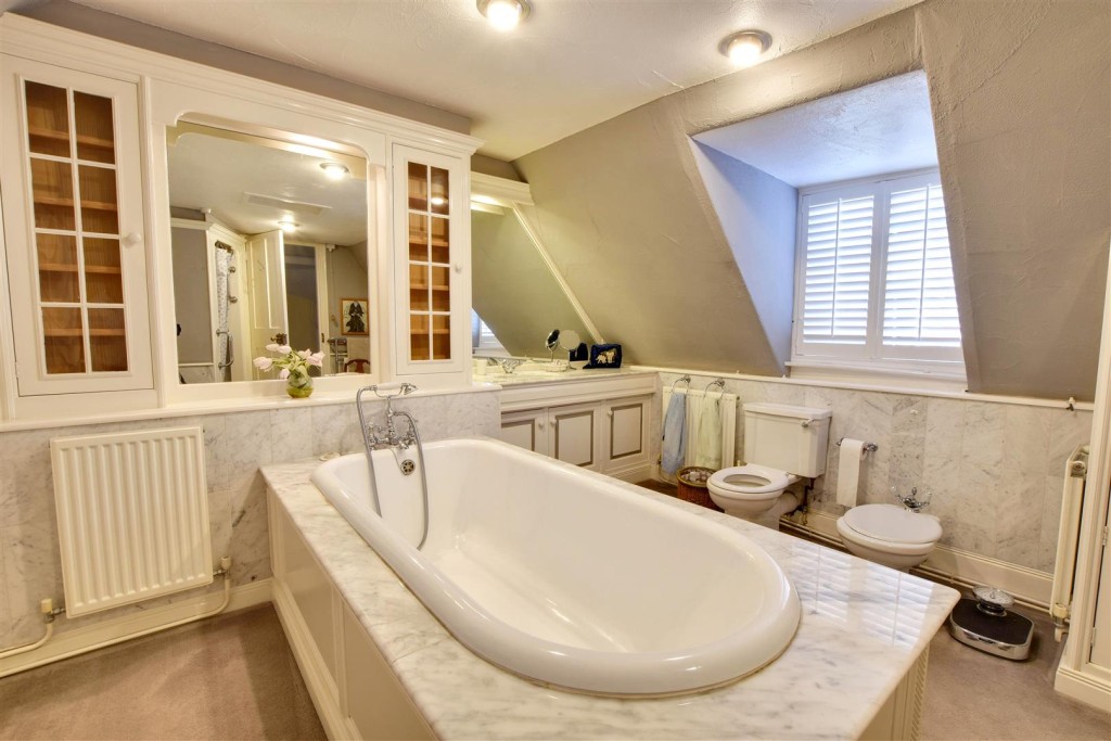 Lot: 129 - PERIOD HOUSE FOR IMPROVEMENT - Bathroom